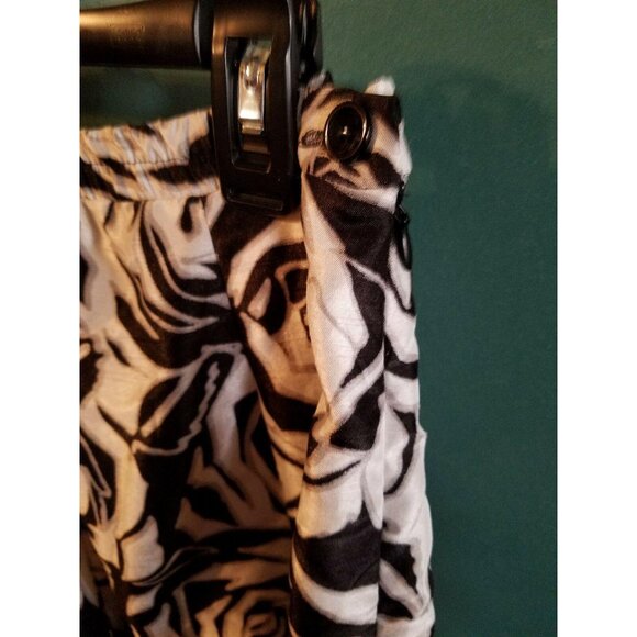 Draper's & Damon's Womens Black White Rose Floral Skirt Size 10 A-line - Picture 2 of 6